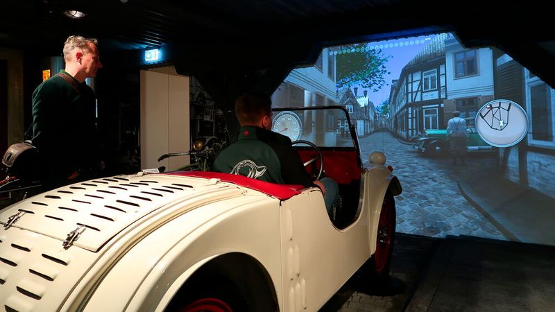 So fuhr man einst durch deutsche Städte: Wer wollte, konnte am Steuer eines Hanomag „Kommissbrot“ genau das erleben bzw. erfahren.  (Bild: Diehl – VCG)