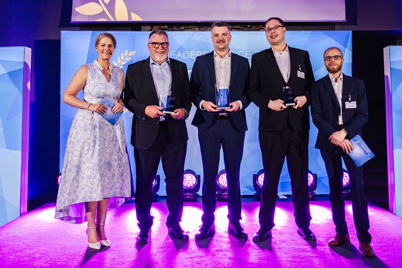 In der Kategorie „eAkte und DMS“ haben gewonnen: regisafe (Platin), PDV (Gold), ELO (Silber). Die Trophäen nahmen entgegen (v. l.): Stefan Fuchs, Eric Berg, Philippe Wiedemann. (Bild: Offenblende)