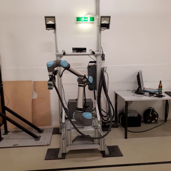 Das automatisierte konduktive CCS-Komfortladesystem ist für Standard- und Normladestecker von E-Fahrzeugen konzipiert.  (TU Graz)