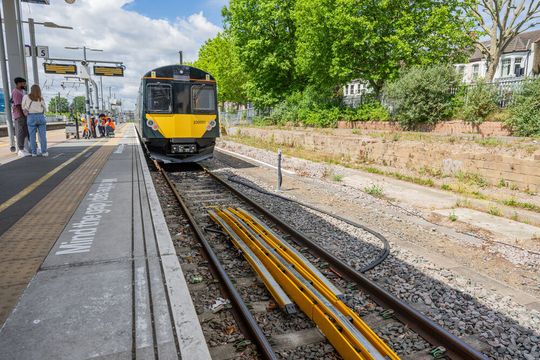 Der Versuchszug 230001 der GWR in West Ealing. Vorne ist die dreiteilige Ladeschiene zu sehen.(Bild:  Jack Boskett Media | GWR)