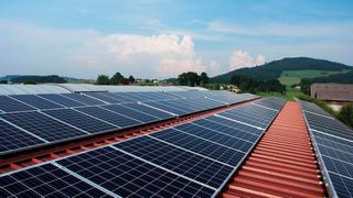 Dank gestiegener Energiepreise bei fossilen Quellen boomt die Solarbranche in Deutschlad wie auch weltweit wie schon lange nicht mehr. Dennoch: Um die gesetzten Nachhaltigkeitsziele zu erreichen, muss beim Ausbau neuer Solaranlagen noch kräftig zugelegt werden, mahnt der Bundesverband Solarwirtschaft (BSW). (gemeinfrei)