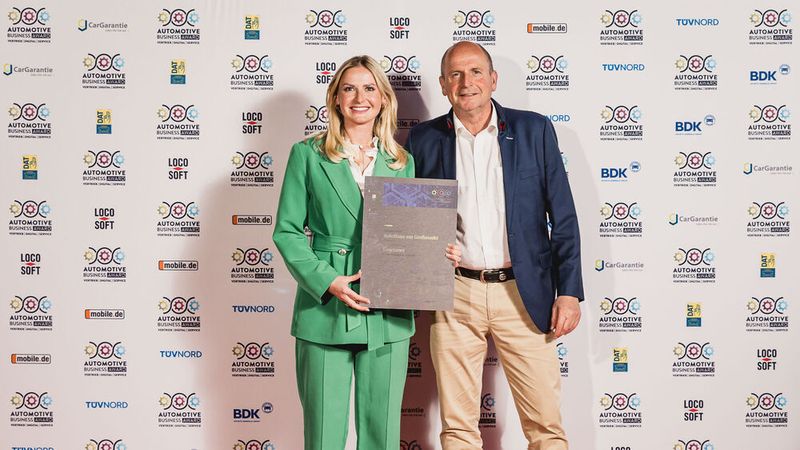 Das Autohaus am Großmarkt in Duisburg machte mit seiner Vertriebsstrategie, sich als Autohaus für Frauen und Familien einen Namen zu machen, beim Automotive Business Awards 2025 als Gewinnerbetrieb das Rennen. (Stefan Bausewein)