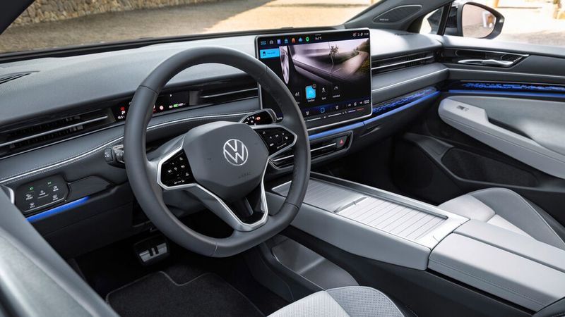 Im Innenraum konzentriert sich alles auf den dominanten 15-Zoll-Bildschirm; das Cockpit-Layout wirkt reduziert und aufgeräumt. (Bild: VW)