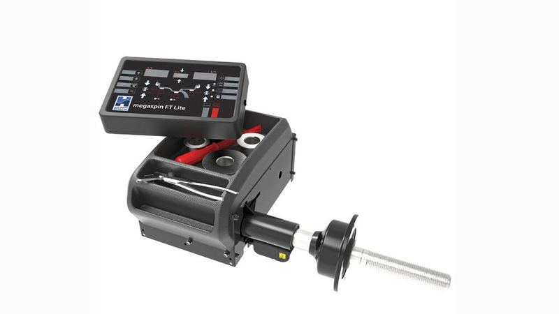  Platzmangel in der Werkstatt? Die „Megaspin Fast Touch Lite“ von Hofmann Megaplan gilt als eine der kompaktesten Wuchtmaschinen. Das extrem platzsparende Design macht sie zur idealen Lösung für beengte Werkstattverhältnisse. Ein separater Standfuß ist optional erhältlich. Dank der kompakten Bauweise eignet sie sich sogar für mobile Servicefahrzeuge. Ideal für Werkstätten, die den Service zum Kunden bringen wollen. Trotz der geringen Abmessungen bietet die Maschine volle Profi-Funktionalität. Die intuitive Bedienung ermöglicht effizientes Arbeiten ohne Kompromisse bei der Präzision. Auch ein separater Standfuß ist optional erhältlich. (Bild:  Hofmann)