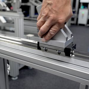 Mit der Profilführungsschiene mit Führungswagen von Norelem lässt sich ein Bauteil in eine bestimmte Richtung bewegen, wobei der schwarze Gummipuffer eventuell auftretende Vibrationen und Stösse absorbiert.(Bild:  Zedler-Institut/Norelem)