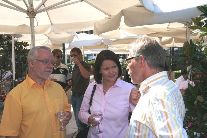 V.l.n.r.: Werner Führer (Bürotex), Doris Besl (Leiterin Vertrieb und Produktmarketing bei Also) und Siegfried Strobl (Live Netzwerk & Computer) (Archiv: Vogel Business Media)