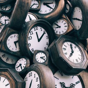 Zeitumstellung Sommerzeit, Winterzeit, Diskussionszeit. Was macht die Zeitumstellung mit uns? Warum ist eine dauerhafte Sommerzeit keine gute Idee? Und wie kann man seine innere Uhr wieder richtig einstellen? Antworten gibt es in dieser Bildergalerie. (Unsplash/Jon Tyson)