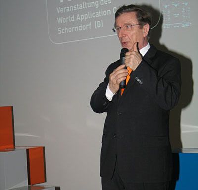 Franz-Josef Sendler, Leiter Marketing und Kommunikation der Agie Charmilles GmbH, moderiert die Vortragsveranstaltung. (Archiv: Vogel Business Media)