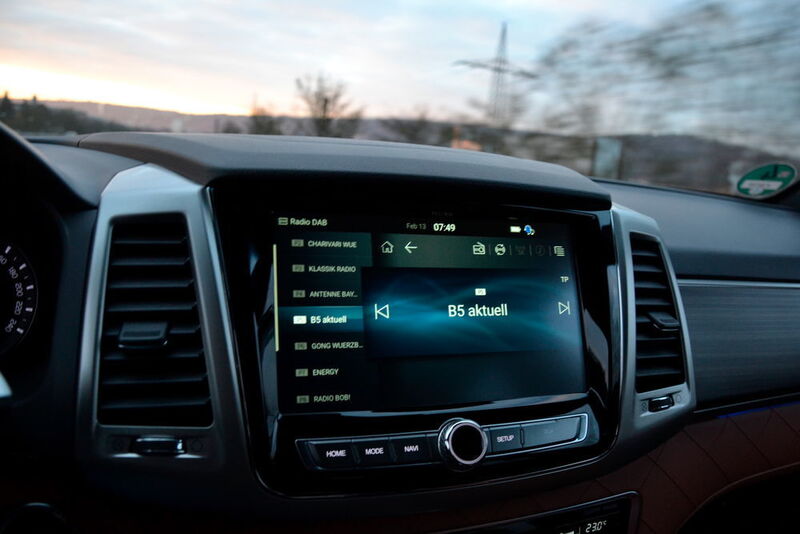 Das Infotainmentsystem beinhaltet nicht nur das Digitalradio DAB, sondern bindet über Apple Car-Play und Android-Auto auch das Smartphone ins Fahrzeug ein.  (Michel / »kfz-betrieb«)