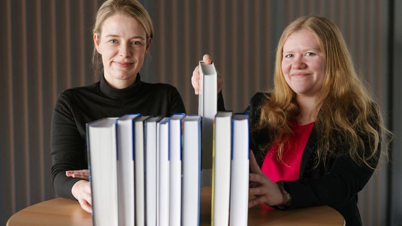 Bei einer Frage braucht man nicht die ganze Bibliothek, es reichen die Bücher mit den passenden Antworten. Ganz ähnlich funktioniert eine der Methoden, mit der die Forscherinnen Sabine Janzen (links) und Hannah Stein (rechts) im Forschungskonsortium des Projekts Escade Künstliche Intelligenz energieeffizienter machen wollen.(Bild:  Oliver Dietze)