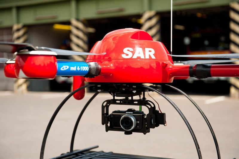 ...oder die Unterstützung von Rettungskräften (microdrones)