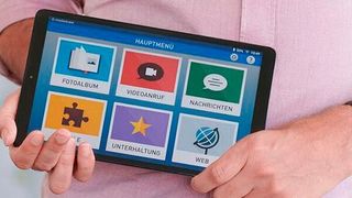Media4Care hat eine Software entwickelt, die ein multimediales Verbindungstool zwischen pflegebedürftigen Senioren und ihren Angehörigen darstellt. Dabei wird ein Tablet mit Programmen eingesetzt, die in enger Zusammenarbeit mit Pflegeeinrichtungen entwickelt wurden.  (Bild: Media4Care)