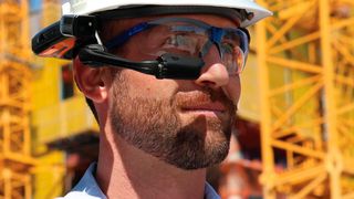 Per Sprachsteuerung bedienbar: Das Head Mounted Tablet von Realwear sorgt dafür, dass Servicetechniker stets die Hände für Wartungsmaßnahmen frei haben. So können sie beispielsweise von Spezialisten via Video-Call bei ihrer Arbeit angeleitet werden. (Barcotec, Realwear)