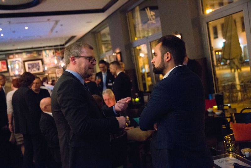 In der Bar besteht dann noch die Möglichkeit, sich mit Kollegen aus allen Bereichen der IT auszutauschen. (Bild: artful rooms / VIT)