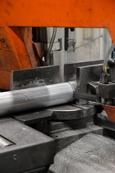 Nicht nur beim Materialhandling ist TIR Technologies auf Kasto fixiert. Für die Anarbeitung von Profilen kommen auch Sägesysteme der Achener zum Einsatz. Hier der Arbeitsbereich einer Bandsäge vom Typ Kastomicut. (Bild: Kasto)