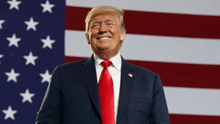 Heute wird Donald Trump zum zweiten Mal ins Weiße Haus einziehen. Schon beim Wahlkampf drohte er Zölle für Importe aus Europa und China an. Wenn diese jetzt Wirklichkeit werden, trifft es Deutschland besonders hart. Hier erfahren Sie, warum ... (Bild: I. Daho)