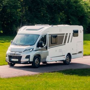 Eine bisher einmalige Lösung für mehr Wohnkomfort im kompakten Segment für aufgebaute Fahrzeuge bietet Carado auch für den 2,14 Meter schmalen, teilintegrierten Van V347.(Bild:  Carado)