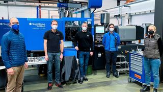 Das Team des Darwin-Forschungsprojekts (von links): Thorsten Thümen von Sumitomo (SHI) Demag, Felix Georg Müller von Plus 10, Christoph Mussauer vom SKZ, Marco Fischer und Melanie Rohde von Sumitomo (SHI) Demag. (Sumitomo (SHI) Demag)