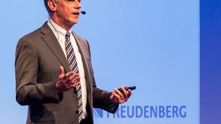 Dr. Theodore Duclos spricht auf dem Leichtbau-Gipfel 2017 über Leichtbau bei Dichtungen und Funktionsintegration. (Stefan Bausewein)