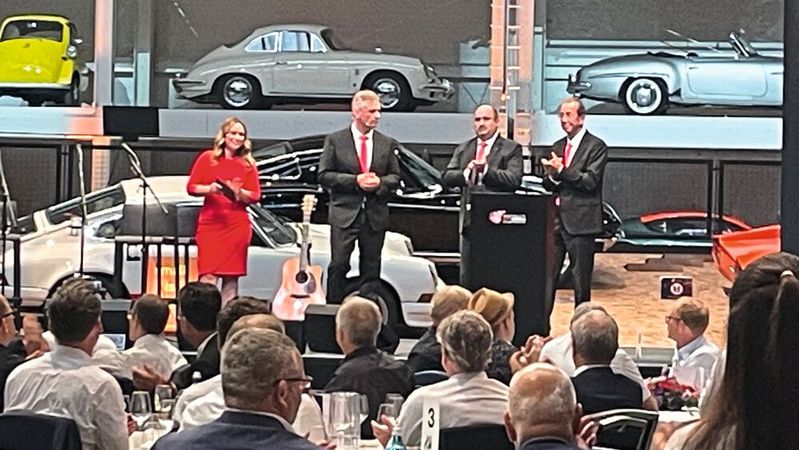 Anlässlich des 40-jährigen Firmenjubiläums hat Eplan Kunden und Partner zu einer Jubiläumsfeier ins Nationale Automuseum eingeladen. Die Geschäftsführung – Markus Asch, Sebastian Seitz und Haluk Menderes (v.l.n.r.) – bedankten sich für die erfolgreiche Zusammenarbeit in den vergangenen Jahren. (Bild:  U. Drescher/VCG)