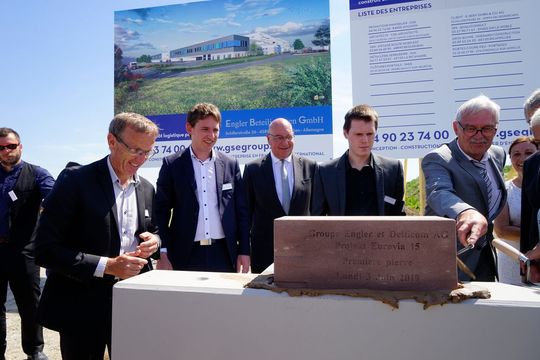 Grundsteinlegung für das neue Logistikzentrum: (v. l.) Thierrry Milon, stellvertretender Geschäftsführer EMEA Division GSE, Raphael Schellenberger, Abgeordneter der Region Haut-Rhin, Christian Zimmermann, Regierungsrat der Region Haut-Rhin, Dr. Steven Engler und Gernot Engler, geschäftsführende Gesellschafter der Engler Gruppe.(Bild:  GSE Group)