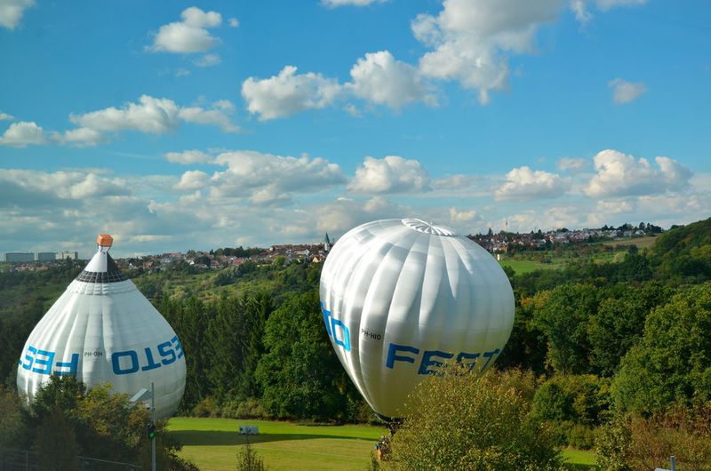 Zur Feier des Tages lässt Festo seine zwei Werbe-Heißluftballone steigen. (Jablonski)