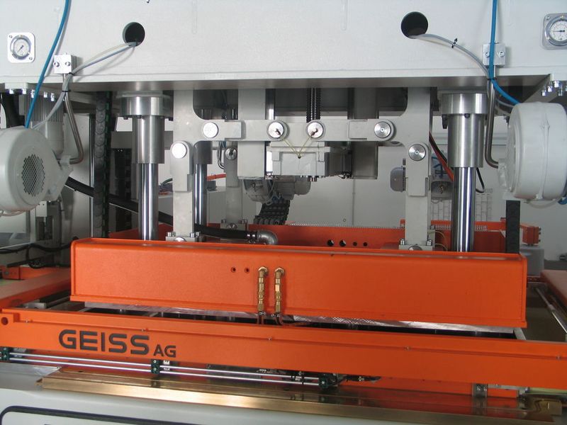 Bild 4: Ausgefahrener Kniehebel beim Oberwerkzeug. Die Kniehebeltechnik ersetzt das Schließsystem mit Kugelspindelantrieb der Vorgänger-Maschine T8. (Archiv: Vogel Business Media)