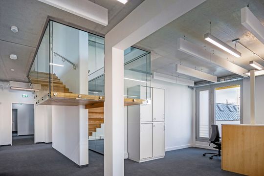 (Beton, Glas und Holz wurden in einem stimmigen Innenraumkonzept vereint. (Foto: Heiko Stahl))