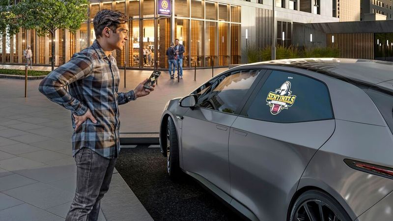 Die „Window Projection“-Technologie ermögliche die Darstellung von Inhalten auf Seitenscheiben, etwa Ladezustände bei Elektrofahrzeugen. (Bild: Continental)