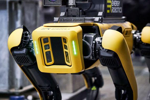 Evonik und Merck nutzen Sie, die BASF hat welche und auch Wasserkraft- und Öl-Anlagen sind ihr Revier: Mobile Inspektionsoroboter. Hier ein 'Spot'  der Roboter-Vorreiter Boston Dynamics mit Anwendungsknowhow aus Deutschland: Energy Robotics, eine Ausgründung der TU Darmstadt, bringt den Robotern das Wissen bei, dass sie für den Einsatz in Industrieanlagen brauchen. (Bild: © Stefan Daub_Energy Robotics GmbH)