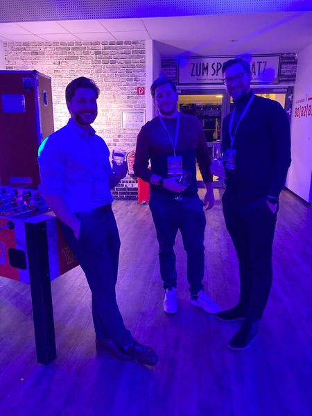 (v. l.) Jan-Philipp Hilgert (NetPlans) mit Manuel Zink und Eric Forod (Data-Sec) ließen den „Macmon-Spieltag“ bei einem Kaltgetränk ausklingen. (Bild: Macmon Secure)