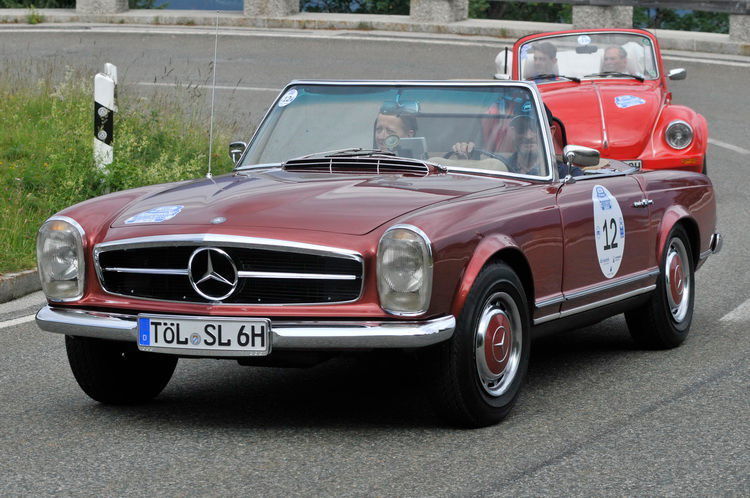 Auf den Fersen: Ein Mercedes-Benz 230 SL (Baujahr 1965) wird vom VW Käfer verfolgt. (Zietz/»kfz-betrieb«)