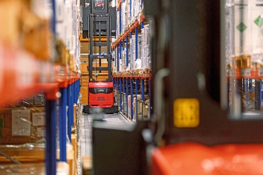 Fahraufträge werden vom Linde Warehouse Navigator direkt in die Hochregal-Kommissioniergeräte Linde-K übermittelt. Die Man-up-Geräte sind mechanisch geführt und navigieren die Beschäftigten halbautomatisch exakt zum passenden Regalfach. Fahraufträge werden vom Linde Warehouse Navigator direkt in die Hochregal-Kommissioniergeräte Linde-K übermittelt. Die Man-up-Geräte sind mechanisch geführt und navigieren die Beschäftigten halbautomatisch exakt zum passenden Regalfach.