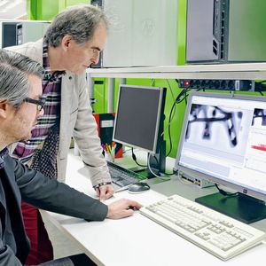 Der Detektor XEye sowie die Auswertesoftware sind bewährte Entwicklungen des Fraunhofer EZRT. Die Fehlererkennung läuft vollautomatisch. Thomas Stocker und Dr. Ulrich Hütten (v. l.) sind überzeugt, dass die Highspeed-Röntgenprüfung große Potenziale bietet.
