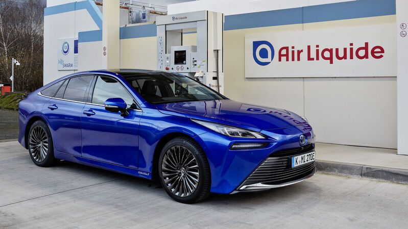 Auftanken an einer der noch seltenenen Wasserstoff-Stationen: der Toyota Mirai der zweiten Generation. Auftanken an einer der noch seltenenen Wasserstoff-Stationen: der Toyota Mirai der zweiten Generation.