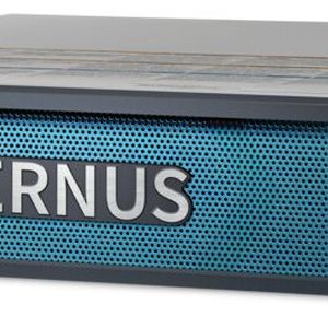 All-Flash-Storage der Enterprise-Klasse auch für kleinere Unternehmen soll das Fsas Eternus EP300 bieten. Dabei steht „EP“ in der Modellbezeichnung für „Eco Power“ und soll darauf verweisen, dass das System sehr energieeffizient arbeitet und wenig Platz im Rack belegt. Das 2U-Block-Storage-System mit 24 Einschüben kann mit NVMe-TLC-SSDs zwischen 1,9 und 60 TB oder mit NVMe-QLC-SSDs zwischen 15 und 60 TB geordert werden. Als Einsatzszenarien nennt der Hersteller moderne Workloads wie KI, Virtualisierung, Datenbanken, Kubernetes und geschäftskritische Anwendungen. (Bild: Fsas Technologies)