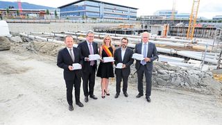 De gauche à droite: Serge Dal Busco – Conseiller d’Etat, Département des Infrastructures, Peter Lehmann – CEO, Swiss Prime Site Immobilien AG, Fabienne Monbaron – Maire de la Commune de Plan-les-Ouates, Yves Cretegny – Directeur général, Fondation pour les terrains industriels de Genève, Thierry Lander  – Directeur de la division Buildings Ouest, Implenia Suisse SA. (LR Photographie)