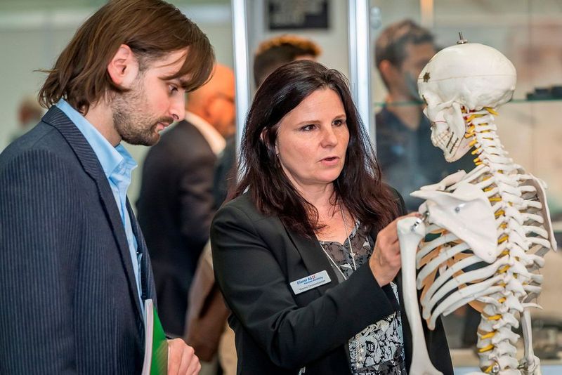 Ein alter Bekannter von vielen Medical-Messen: Das Skelett am Stand von Diener Precision Machining. Wie immer wurde dem armen Kerl übel mitgespielt, aber zum Glück konnte er mit Knochenplatten und -schrauben wiederhergestellt werden. (Messe Luzern)