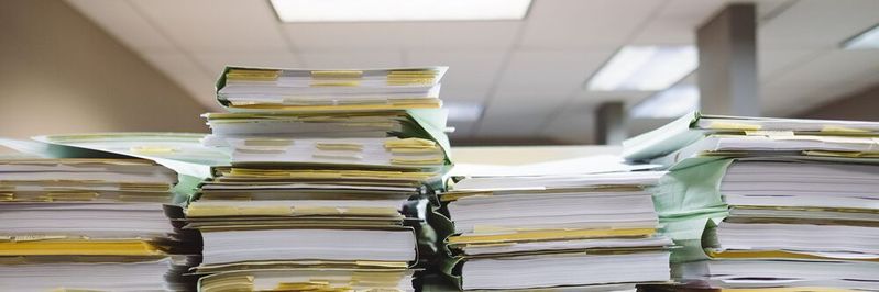 Noch hat die Digitalisierung viele Behörden oder Schulen noch nicht durchdrungen. Mit Low-Code-Anwendungen könnten Papierberge aber bald der Vergangenheit angehören.(Bild:  gemeinfrei // Unsplash)