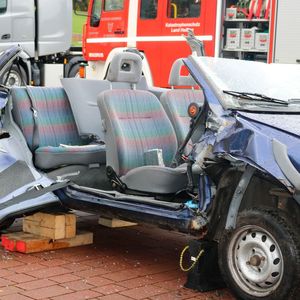 ... zerlegte die Freiwillige Feuerwehr Hohenroda ein Unfallfahrzeug und demonstrierte, wie sie verletzte Personen im Notfall befreit.(Bild:  Andrea Müller/Kaputt GmbH)