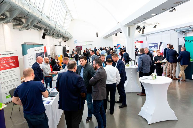 Die Ausstellung war den ganzen Tag über gut besucht. (Bild: Stefan Bausewein)