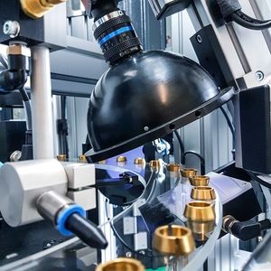 Die modular aufgebauten Prüfzellen der Vester Elektronik GmbH sind in ihrer Gesamtkonzeption ganz auf die Erfordernisse einer modernen Fabrikation ausgerichtet. Die auf unterschiedliche Teile flexibel veränderbaren Prüfzellen gewährleisten mit teilweise beeindruckender Verarbeitungsgeschwindigkeit den hohen Durchsatz und Sicherheit in der Prüf- und Sortierfunktion. Die Zellen bieten ein optimiertes reibungsloses Zusammenspiel aus Beleuchtung, Optik, Kamera, Schnittstellen, Rechner und BV-Software mit komfortabler Bedienoberfläche und ermöglichen auch die Anbindung an Prozesssteuerungen bis hin zur Einbindung in die Unternehmenskommunikation.