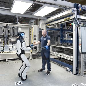 Dabei hat sich gezeigt: Physical AI kann unter realen Bedingungen einen messbaren Mehrwert leisten. Innerhalb von zehn Monaten unterstützte der Roboter Figure 02 die Produktion von mehr als 30.000 BMW X3 und arbeitete dabei täglich von Montag bis Freitag in einer 10-Stunden-Schicht. (Bild:  BMW)