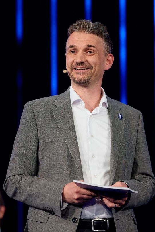 Michael Stipa, VP und unter anderem Datacenter-Verantwortlicher bei Rolls-Royce Power Systems auf dem Power Generation Summit 2026 in Friedrichshafen.(Bild:  Rolls-Royce Power Systems)