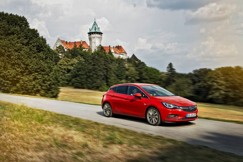 Opels 1,0-l-Dreizylinder-Benziner zeigt im Alltagstest des Astra Innovation 1.0 Turbo mit 5,9 l/100 km die passable Verbrauchsseite. Der Motor leistet 77 kW/105 PS und hat ein maximales Drehmoment von 170 Nm. Sein Basispreis mit Fünfganggetriebe beträgt 22.330 Euro in der höchsten Ausstattungslinie Innovation. (Opel)