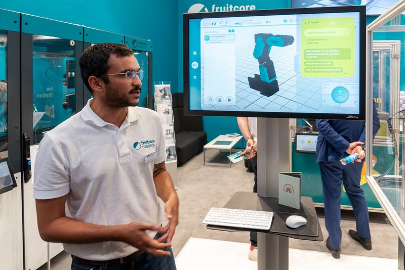 Fruitcore Robotics stellte mit Horst OS ein Betriebssystem für ihre gleichnamige Roboterreihe vor. Herzstück der Software ist der KI-Copilot. Sowohl das Einrichten des Roboters, eine mögliche Fehlersuche als auch das Vorschlagen von Programmbausteinen oder sogar das Schreiben ganzer Programme will der Copilot für den Menschen übernehmen können. Möchte man beispielsweise eine spezifische Kamerafunktion implementieren, kann man das als Frage formulieren und als Text-Prompt an den Chatbot adressieren. Dieser generiert anschließend einen passenden Code-Block, den man anschließend nur noch kopieren und einzufügen braucht. (Bild: Vogel Communications Group)