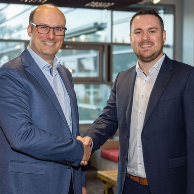 Steffen Schmidt, President & CEO von IPG Automotive (links) und Marius Reuther, CEO b-plus automotive (rechts) besiegeln die strategische Partnerschaft für eine durchgängige ADAS/AD-Validierung nach der Unterzeichnung des Memorandum of Understanding mit einem Handschlag. (Bild: IPG Automotive)
