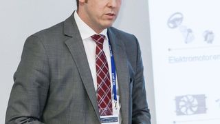 Markus Kothe von Brose stellt den Leichtbau bei modernen Schließsystemen vor. (Foto: Stefan Bausewein)