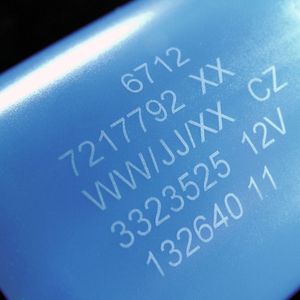 Der Diodenlaser E-Solar-Mark DL-G codiert besonders materialschonend und kontrastreich und ist zum Beispiel für die Beschriftung von Solarzellen geeignet. Bild: Bluhm Systeme