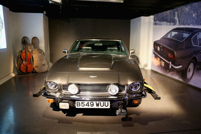 James Bond und Aston Martin gehören zusammen, so die landläufige Meinung. Die Tatsachen sehen anders aus, das belegt eine Ausstellung in London, die die diversen Gefährte des Agenten zeigt. Im Bild ein Aston Martin V8 Volante und Cello-Schlitten aus „Der Hauch des Todes“ (1987). (London Film Museum)